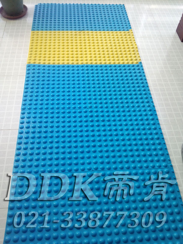 黃色加水藍色_圓點防滑表面_多水的光滑瓷磚地面防滑材料